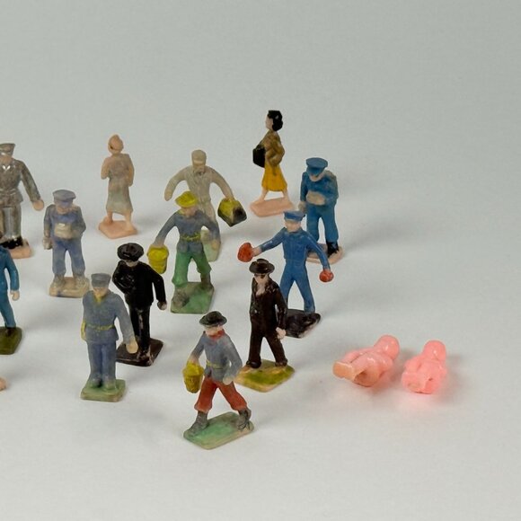 HO Scale Miniature Train Accessories 22 Figures 5 Lamp Posts 1 Bench - Picture 4 of 7